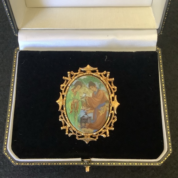 Vintage ART signed Asian temple style hand painted brooch. - Picture 3 of 5